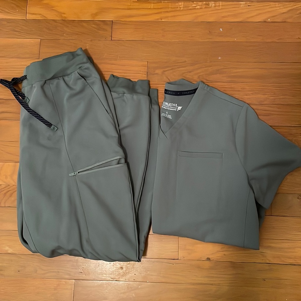 Fabletics scrub set